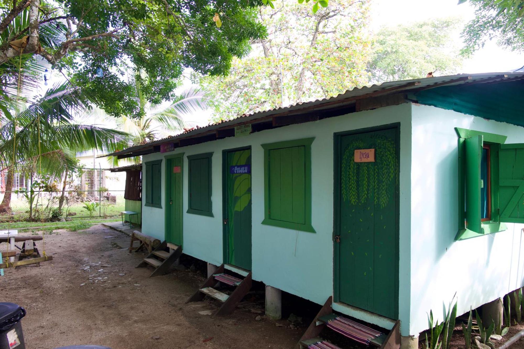 Casa Mamre Hostel Cahuita Exterior photo